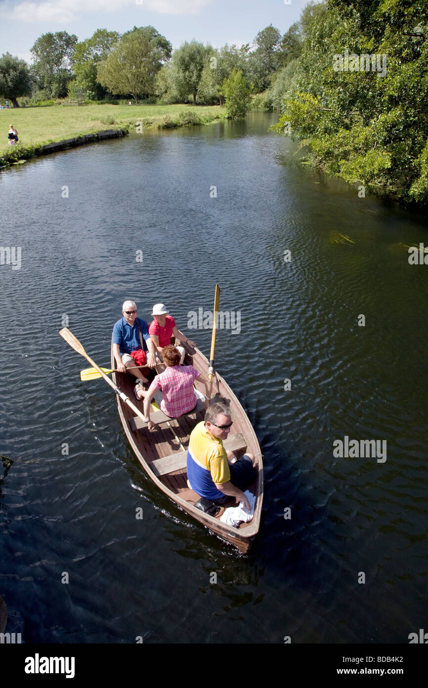 Les gens de bateau sur la rivière Stour entre le village historique de Dedham et dans le pays de Constable Flatford Banque D'Images