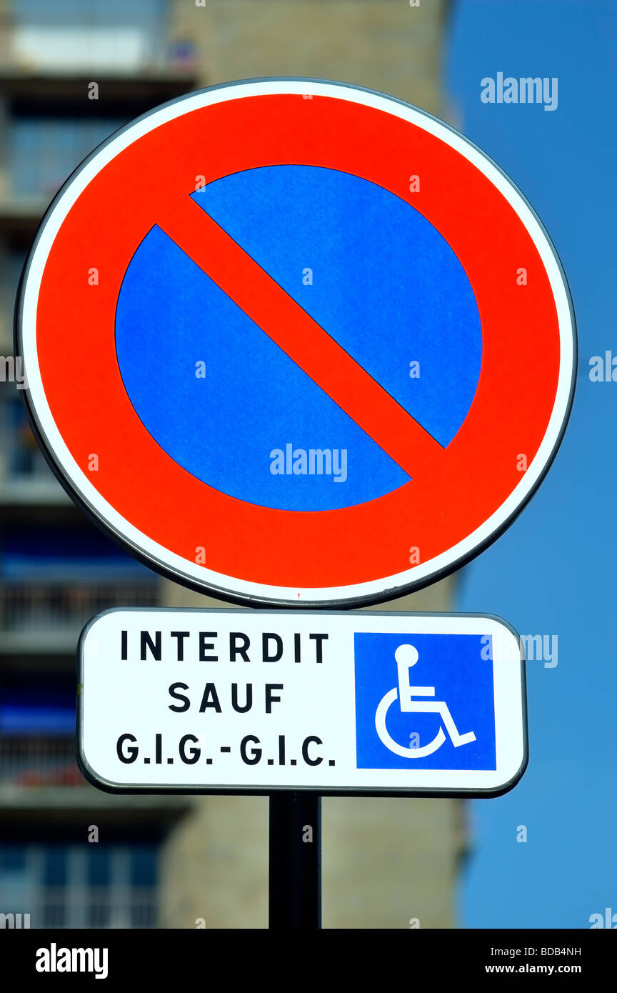 Paris France, Street Détail Panneau routier français 'Pas de stationnement sauf pour les handicapés' Banque D'Images