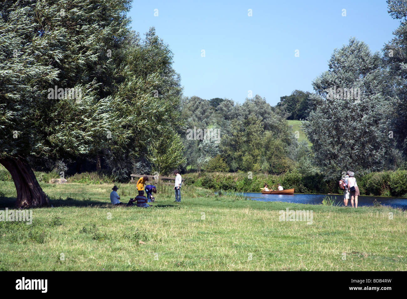 Les marcheurs et les gens de bateau sur la rivière Stour entre le village historique de Dedham et dans le pays de Constable Flatford Banque D'Images