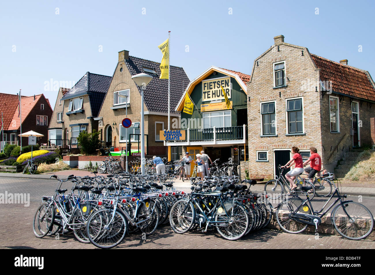 Location de vélos vélo Terschelling Frise Harbour Port mer Pays-Bas Photo  Stock - Alamy
