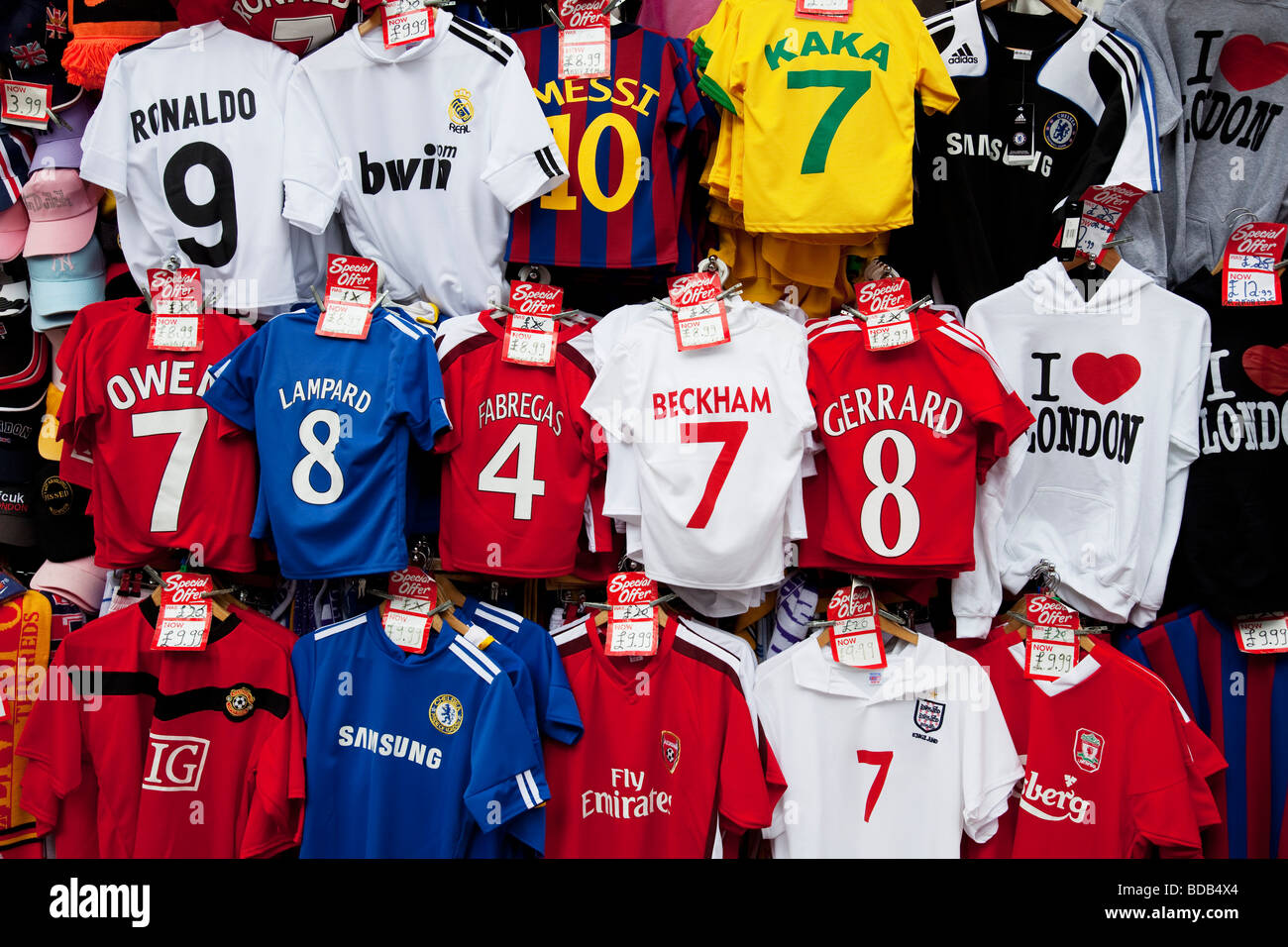 Maillots de football pas cher à la vente, à Londres Photo Stock - Alamy