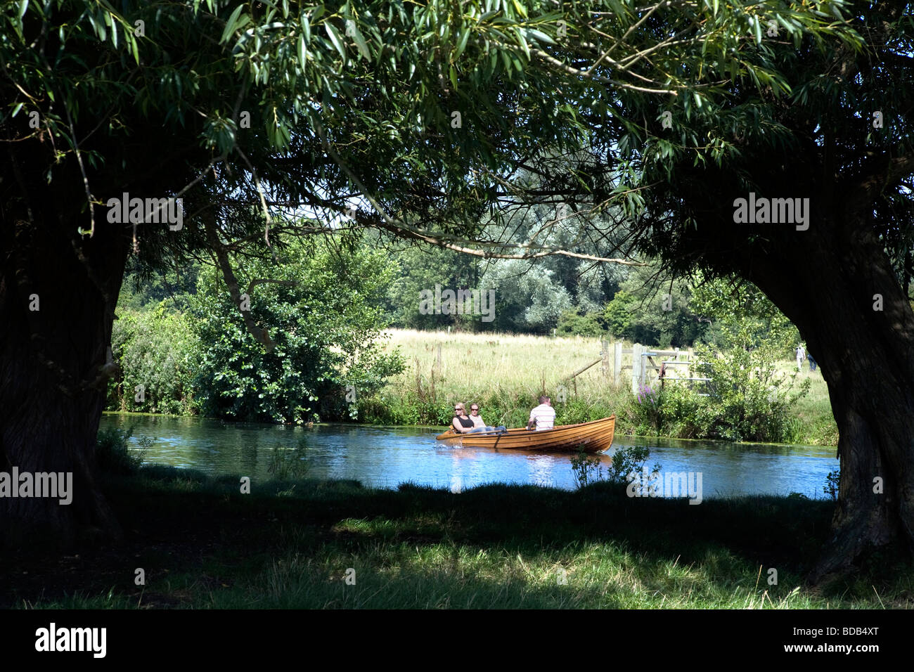 Les gens de bateau sur la rivière Stour entourée d'arbres entre le village historique de Dedham et dans le pays de Constable Flatford Banque D'Images