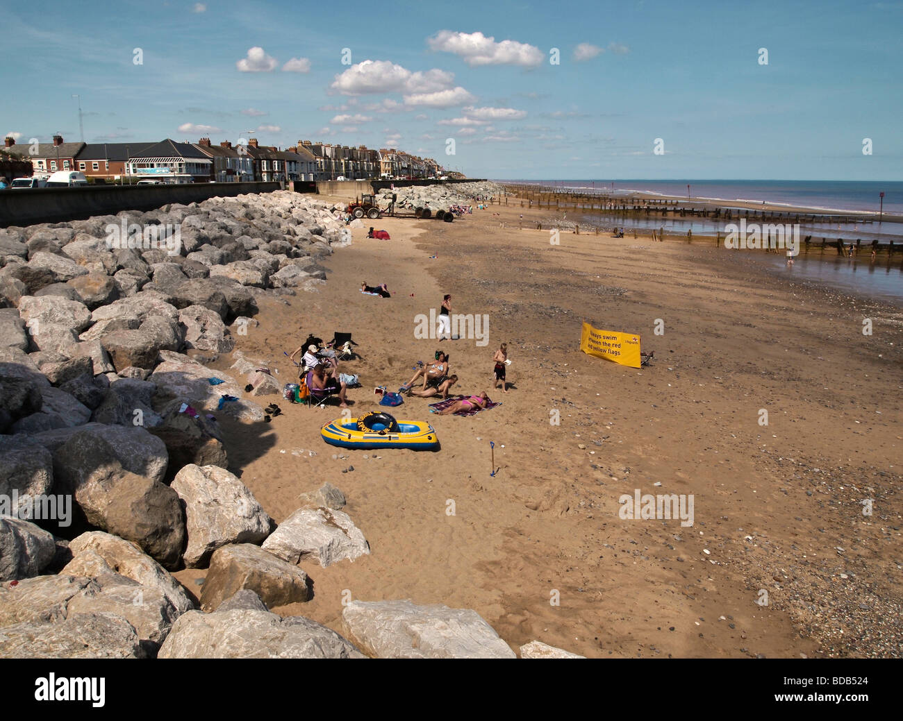 Plage mer mur et promenade de Withernsea East Yorkshire UK Banque D'Images