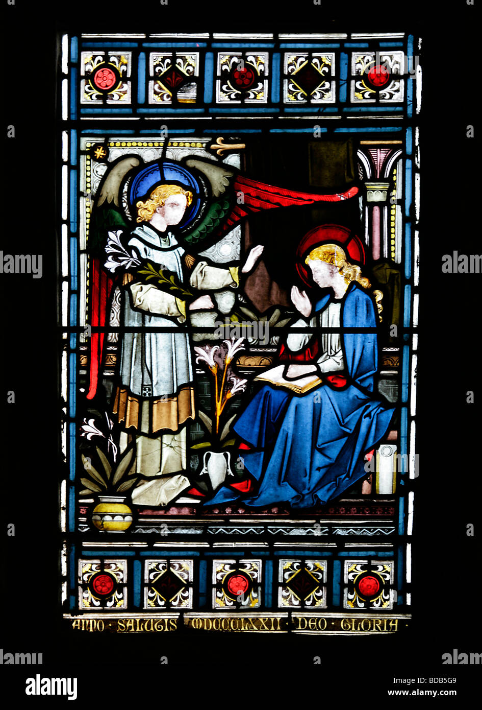Vitraux de Bell & Almond de 1872 représentant l'Annonciation à la Vierge Marie Earls Barton Church Northamptonshire Banque D'Images