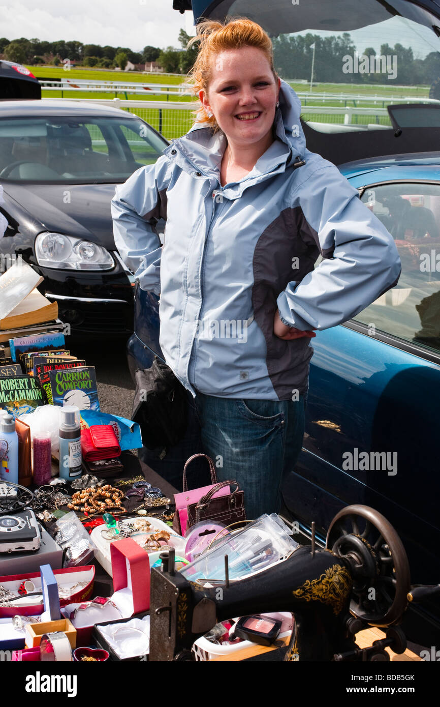 Woman at car boot sale vente de biens de seconde main d'un décrochage, Ayr, Ayrshire, Scotland, UK, Grande-Bretagne Banque D'Images