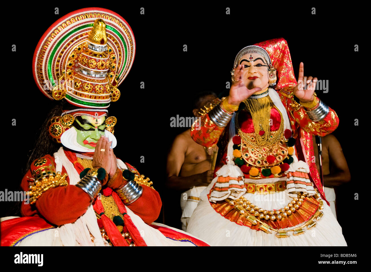 La performance sur scène - danse traditionnelle indienne Kathakali - Rugmangadhacharitham Banque D'Images