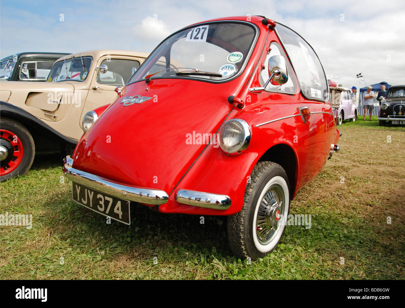 Un trojan ' rouge ' voiture bulle lors d'un rallye de voitures anciennes à Cornwall, uk Banque D'Images