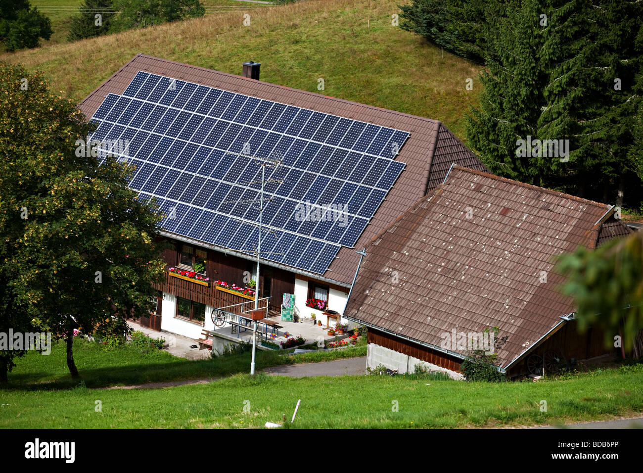 Un eco house alimenté par des panneaux solaires en Schwarzwald, Allemagne, Europe. Banque D'Images