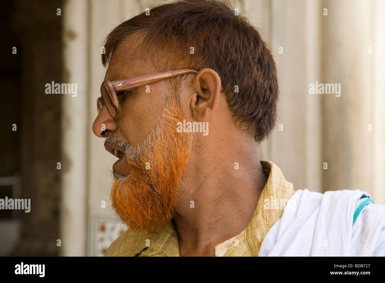 Un Indien avec sa barbe teints au henné color, à l'intérieur du Fort Rouge.  Delhi. L'Inde Photo Stock - Alamy