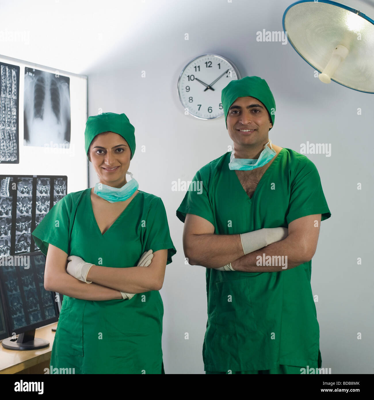 Portrait de deux chirurgiens smiling Banque D'Images