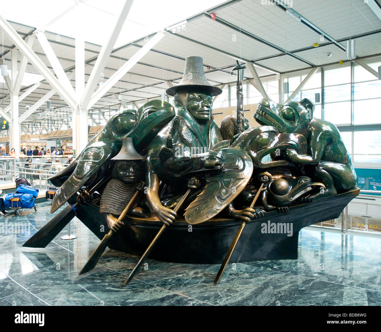 La sculpture de Bill Reid, l'esprit de Haida Gwaii, à l'Aéroport International de Vancouver. Vancouver BC, Canada. Banque D'Images