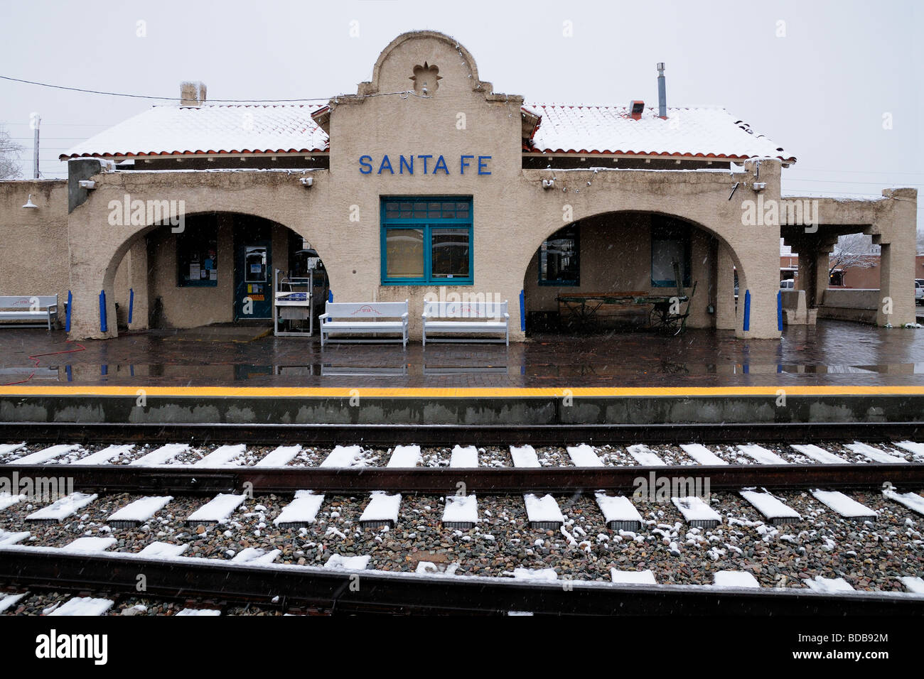 Les poussières de neige Santa Fe Railroad Depot dans le rail, Santa Fe, Nouveau Mexique Banque D'Images