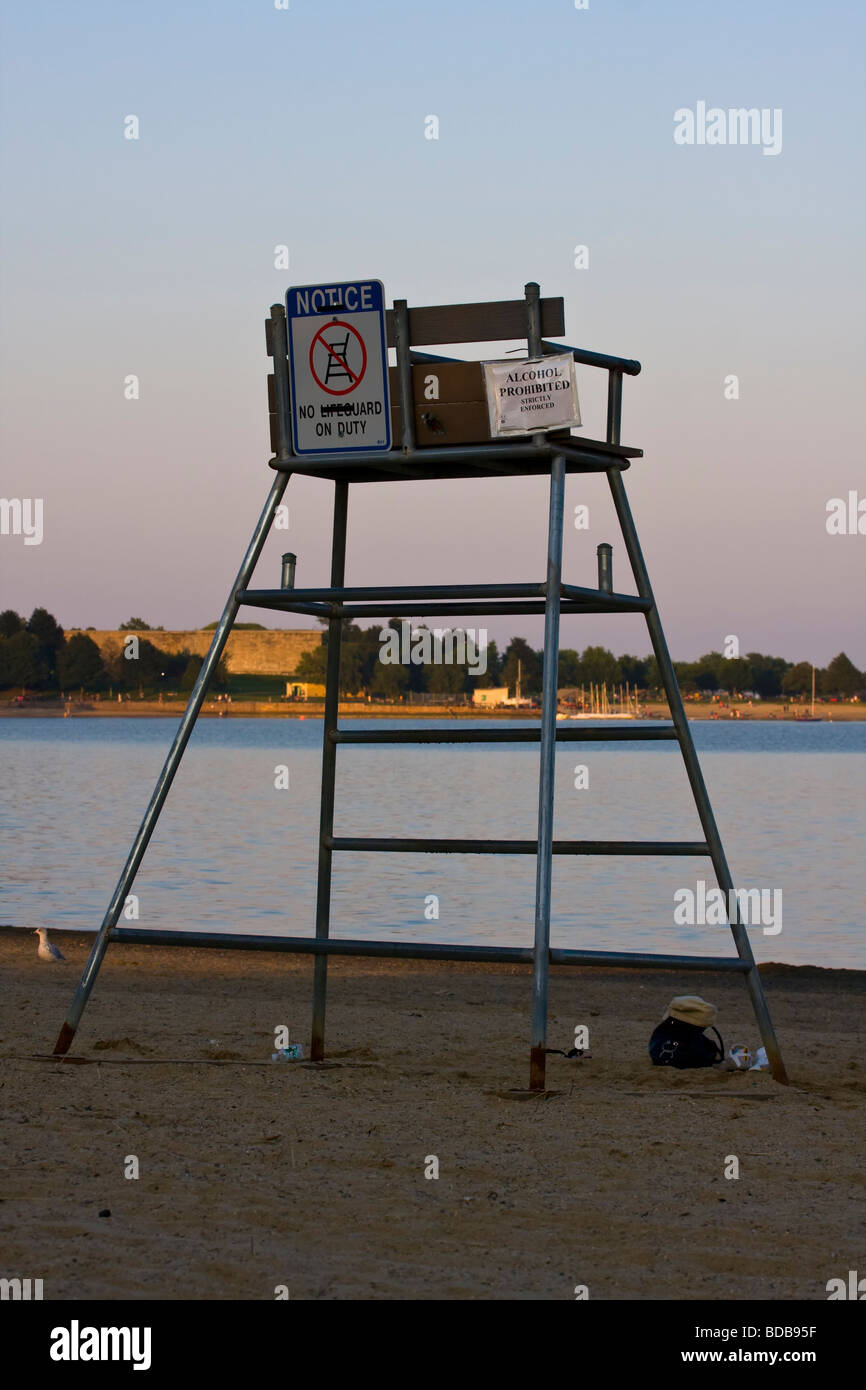 Lifeguard vide Présidence à plage avec 'No Lifeguard on duty' et 'l'alcool interdite'. Banque D'Images