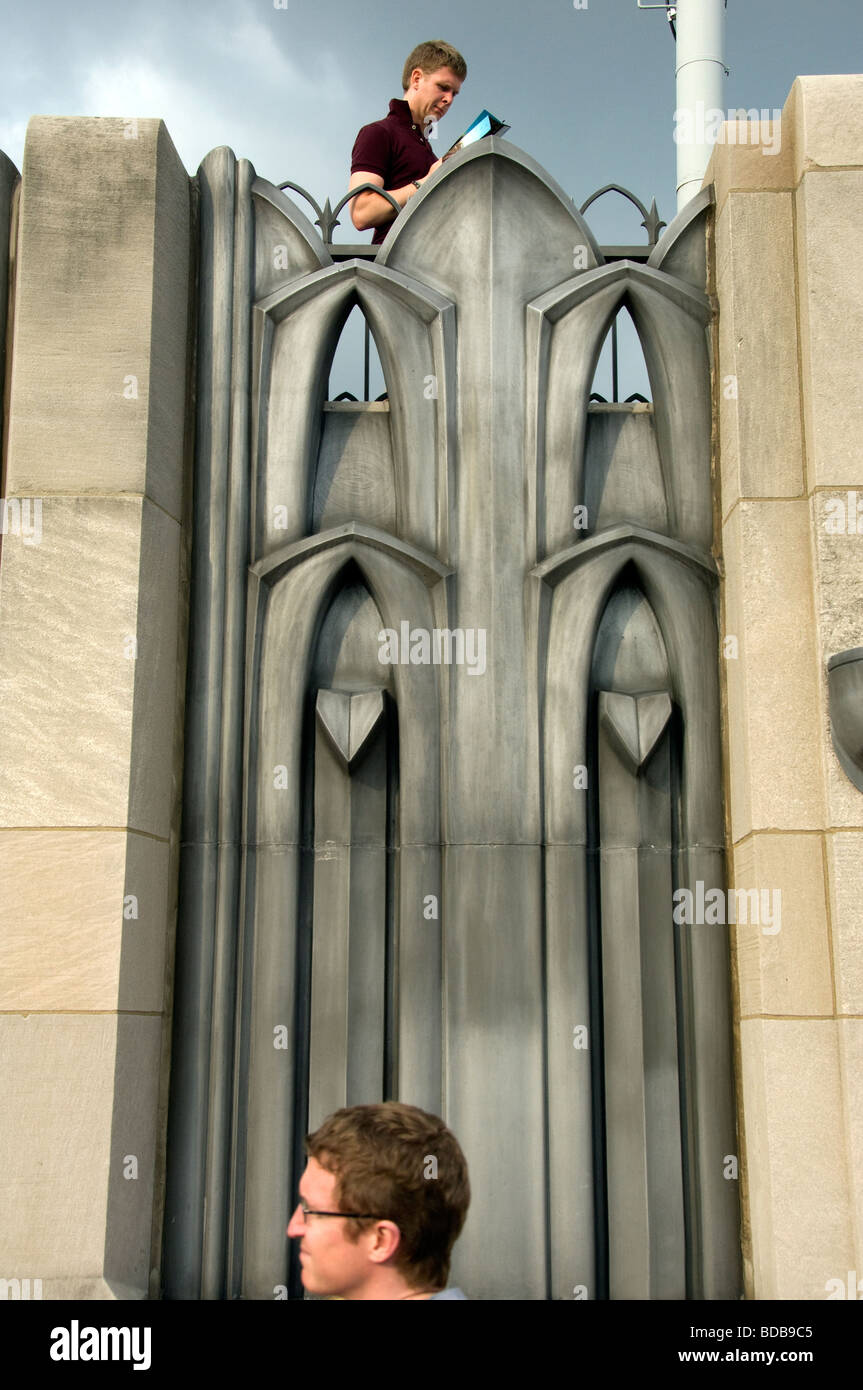Les visiteurs du haut de la roche du Rockefeller Plaza Banque D'Images