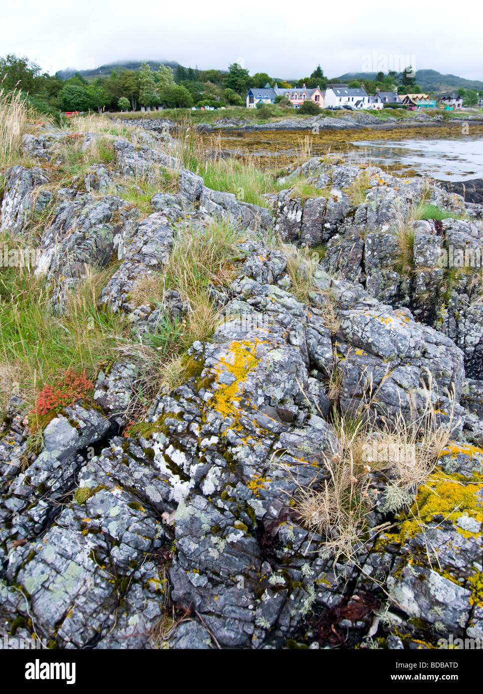 Marée basse à Arisaig exposant les roches et les algues. Banque D'Images