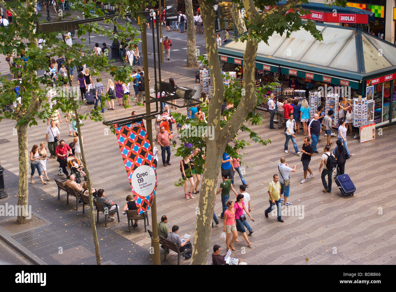 Vue aérienne de l'agitation de gens de Las Ramblas avec Catelonia marché commerçant de Barcelone Espagne Décrochage Banque D'Images