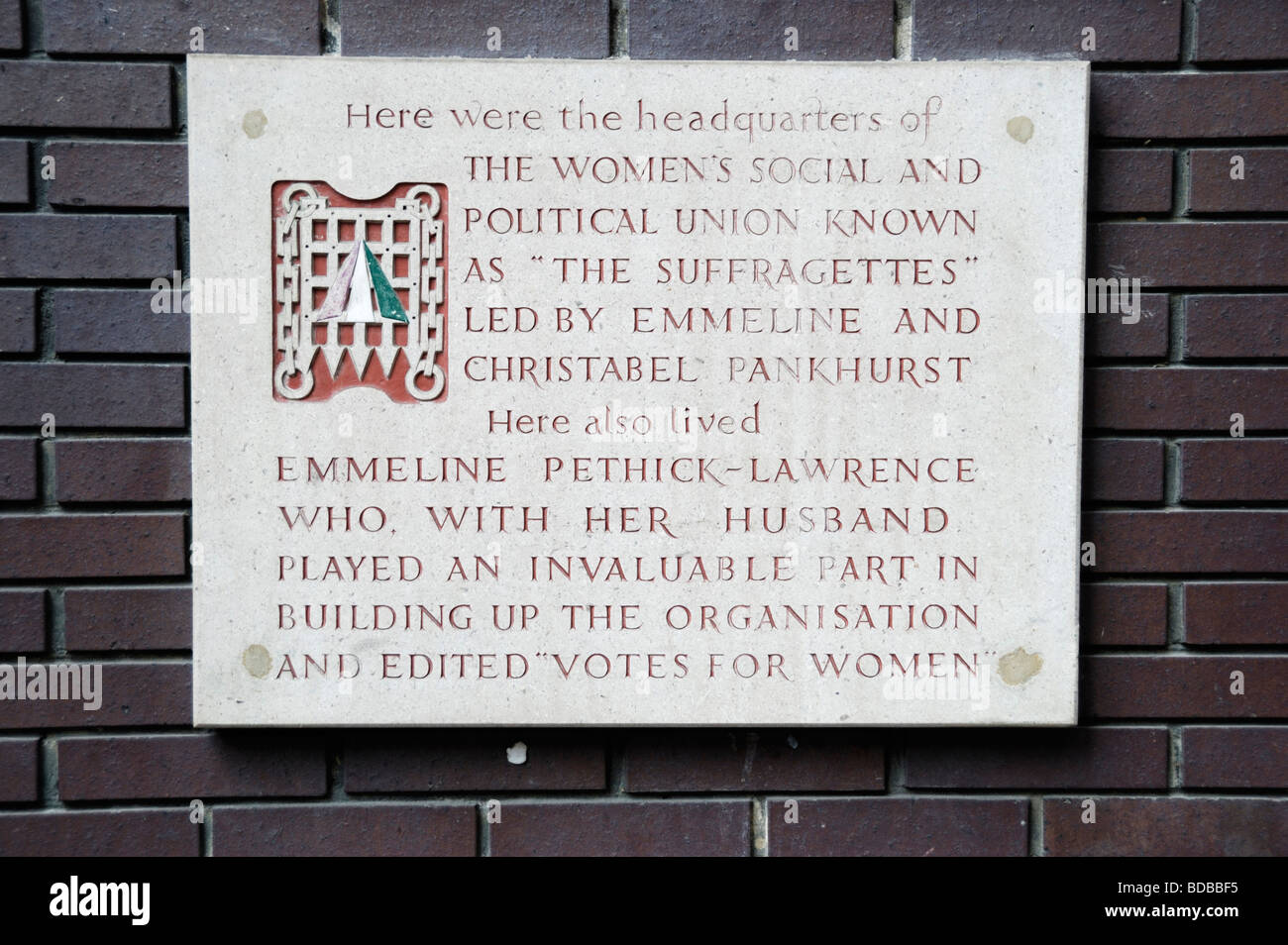 Plaque marquant l'ancien siège de Londres le mouvement des suffragettes pour les droits de la femme dans l'arrêt Clément s Inn Strand Banque D'Images