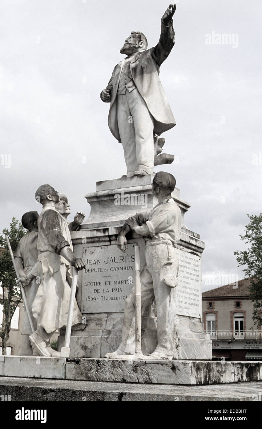 Statue commémorant Jean Jaurès, socialiste français, à la place Jean Jaurès, Carmaux, Tarn, France. Banque D'Images