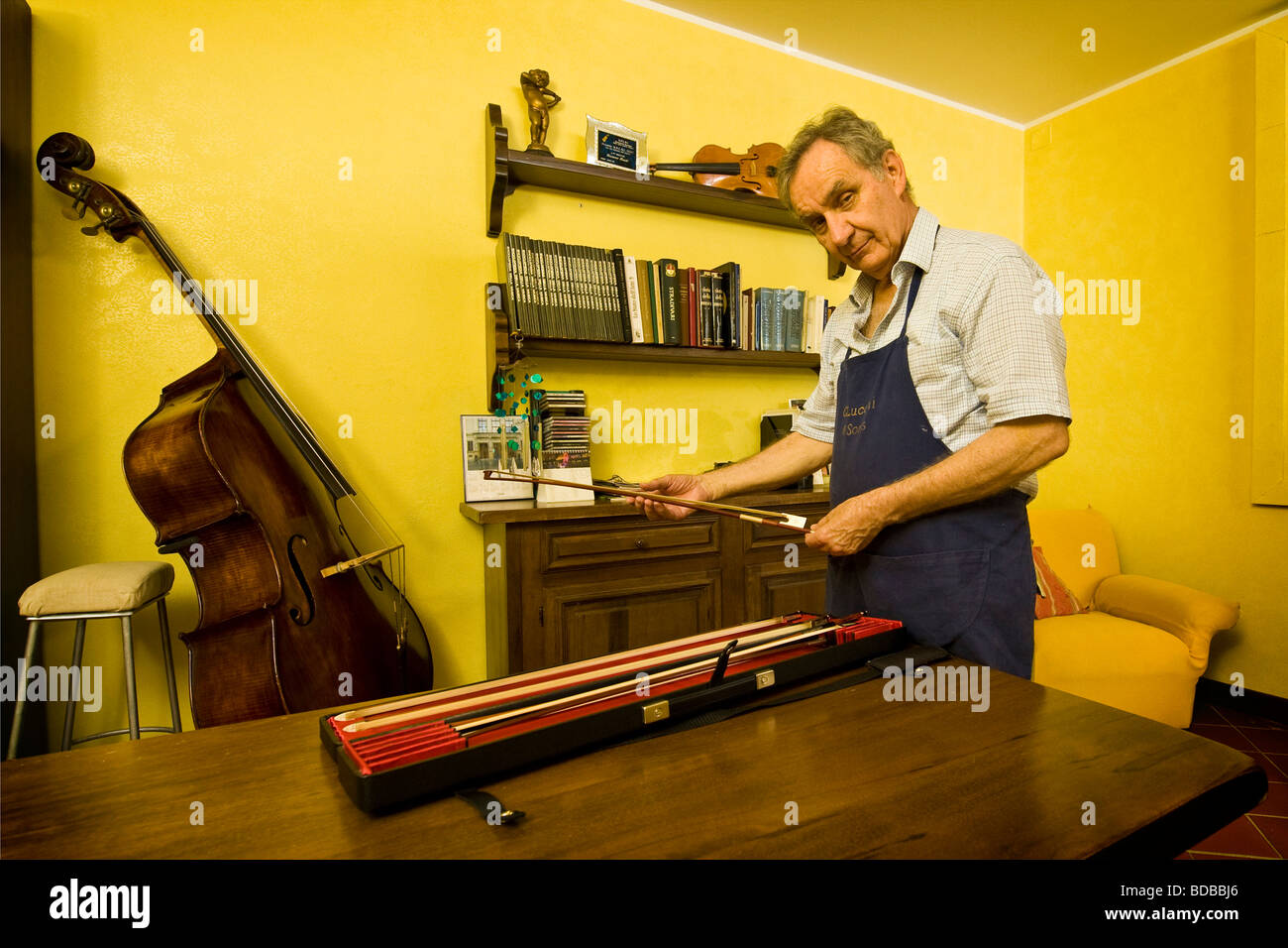 Professeur Giovanni Lucchi luthier Cremona Italie Banque D'Images
