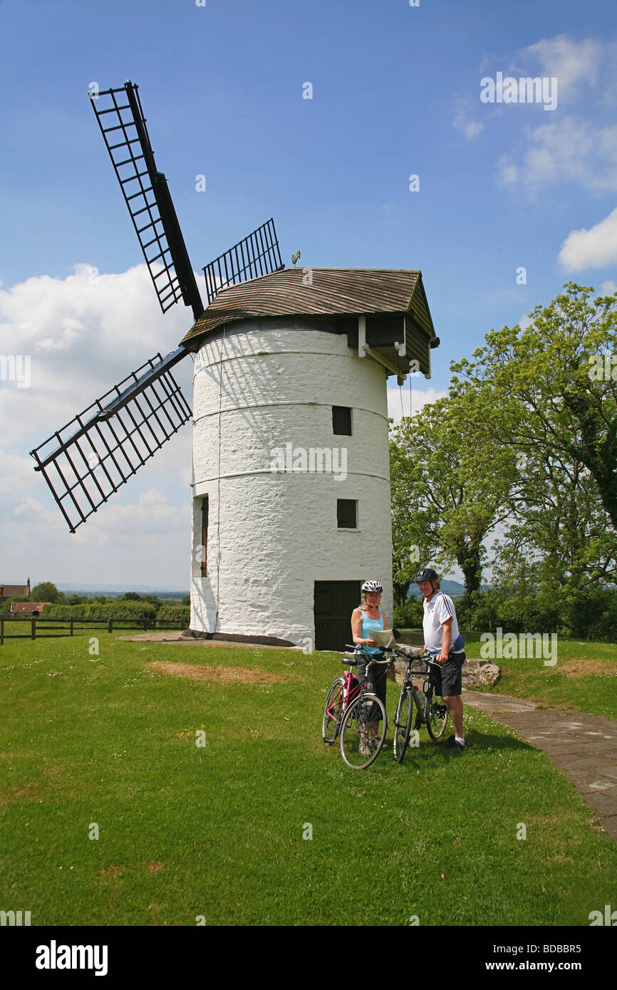 Deux cyclistes visiter Ashton Moulin - un moulin à farine du 18e siècle conservés près de Stone Allerton, Somerset, England, UK Banque D'Images