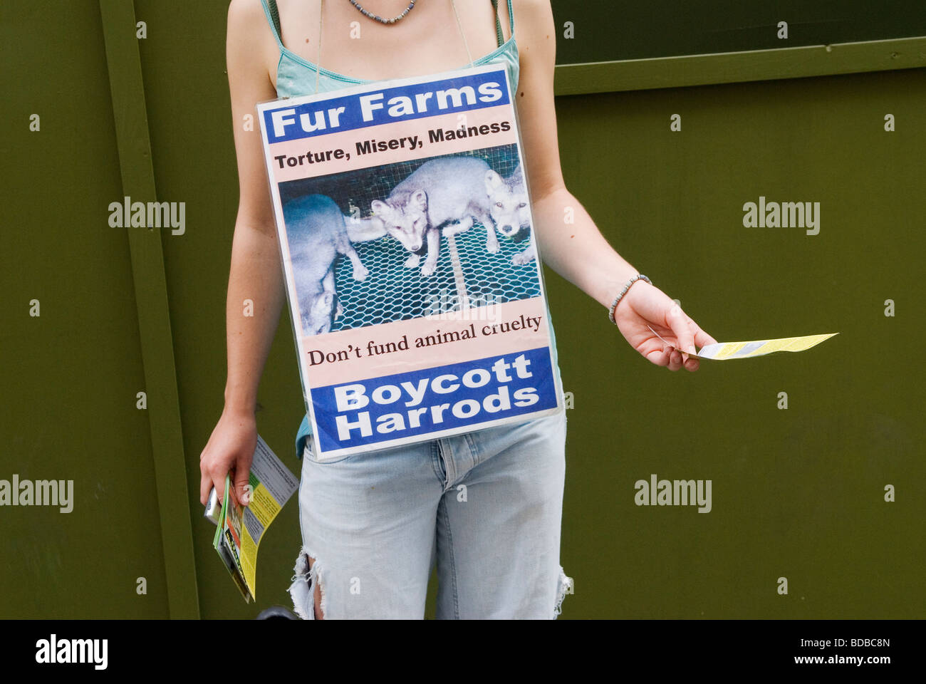 La fourrure manifestant à l'extérieur du magasin Harrods London UK PHOTO HOMER SYKES Banque D'Images