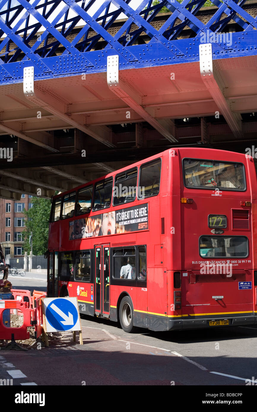 London bus rouge passe sous Blue Bridge, Waterloo, Londres, Angleterre, Royaume-Uni, Europe Banque D'Images