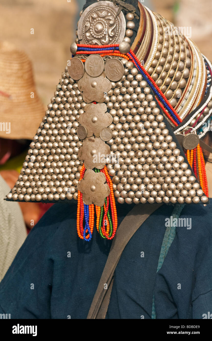 Coiffure femme avec Tribal Akha à Xiding marché, Yunnan, Chine Banque D'Images