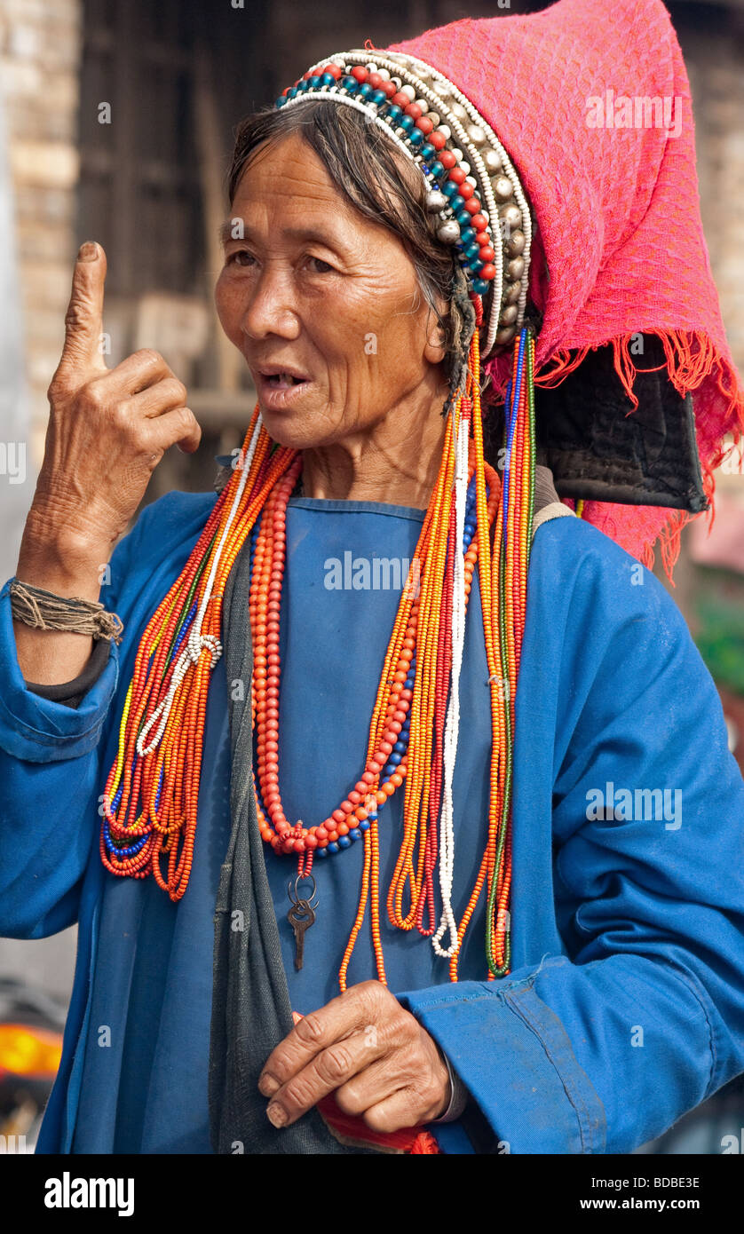 Tribal Akha woman gesturing à Xiding marché, Yunnan, Chine Banque D'Images