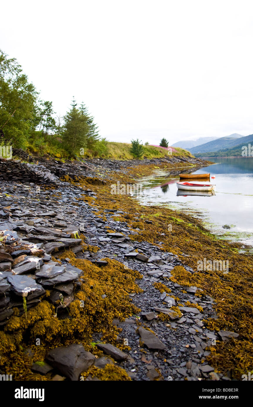 L'Aviron bateaux amarrés dans une petite baie de Loch Leven, l'Écosse. Banque D'Images