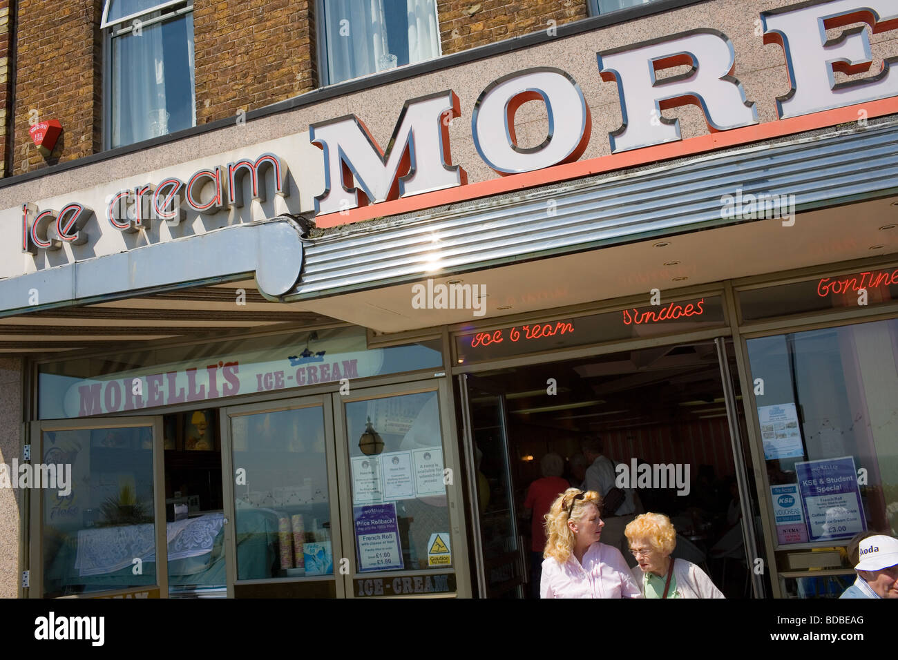 L'extérieur de Morelli's Ice Cream Parlour sur la promenade à Broadstairs dans le Kent à l'English Station Banque D'Images