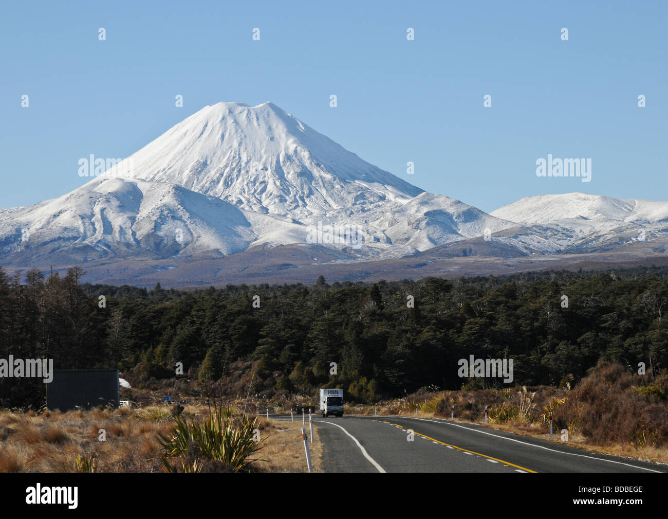 L'autoroute menant à un couvert de neige pittoresque Mount Ruapehu volcanique active 9175ft. à Whakapapa en île du nord de la Nouvelle-Zélande. Banque D'Images