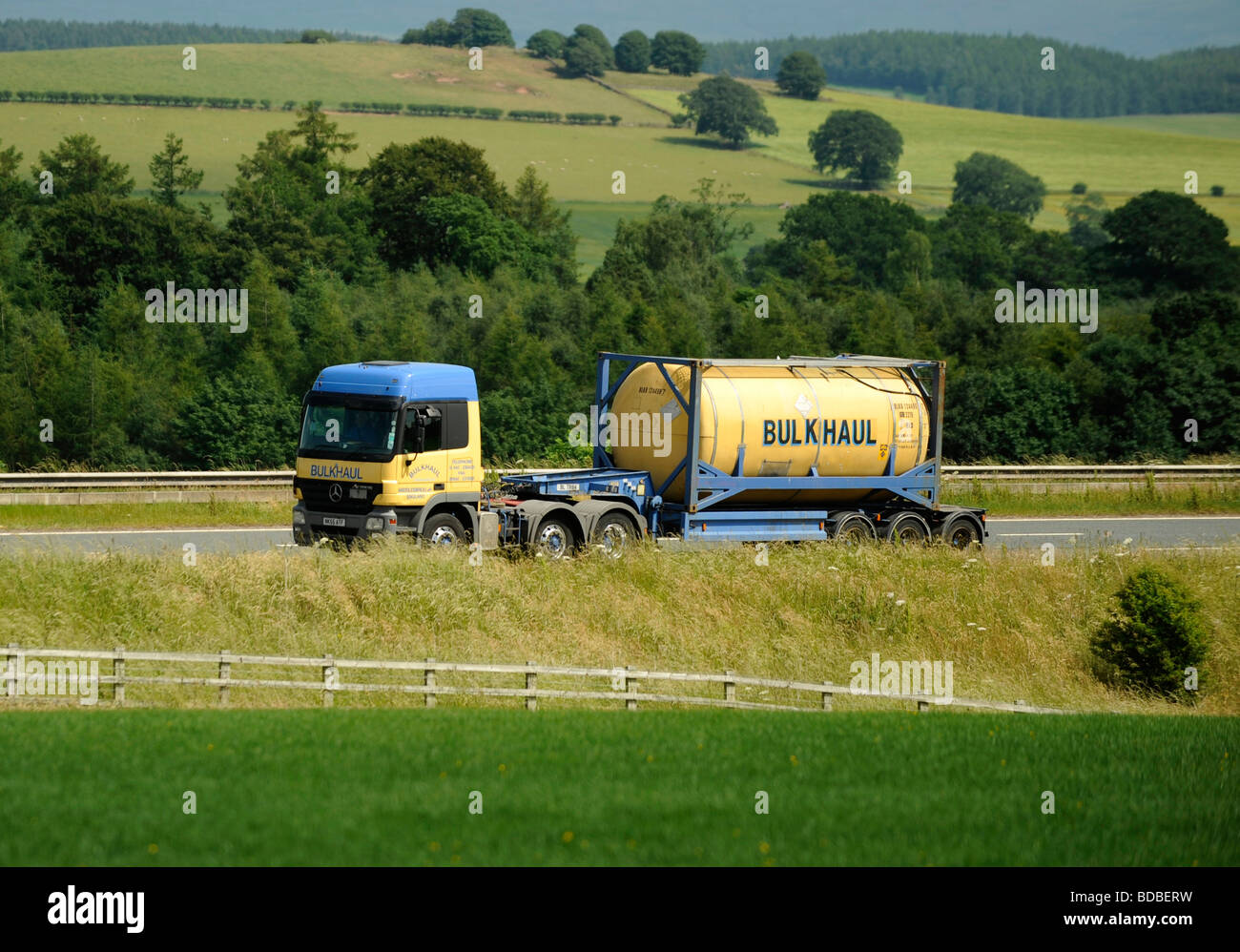 Mercedes Actros camion avec 20 conteneurs-citernes ISO 20 pieds Distance en vrac Banque D'Images