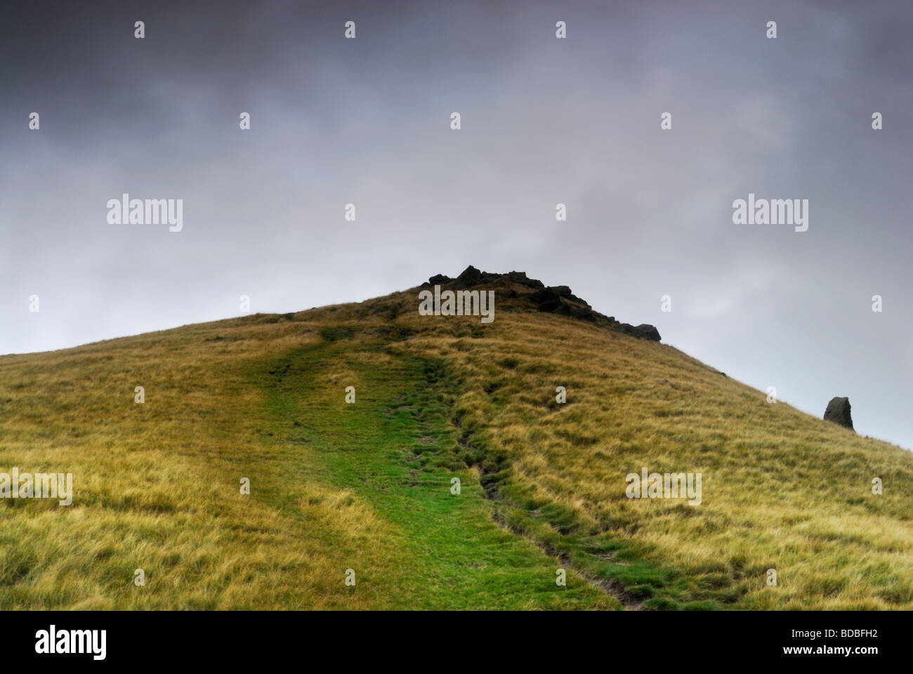 Monter la lande de Kinder en route vers le réservoir sur le sable Heys Pennine Way High Peak Derbyshire, Angleterre, Royaume-Uni Banque D'Images