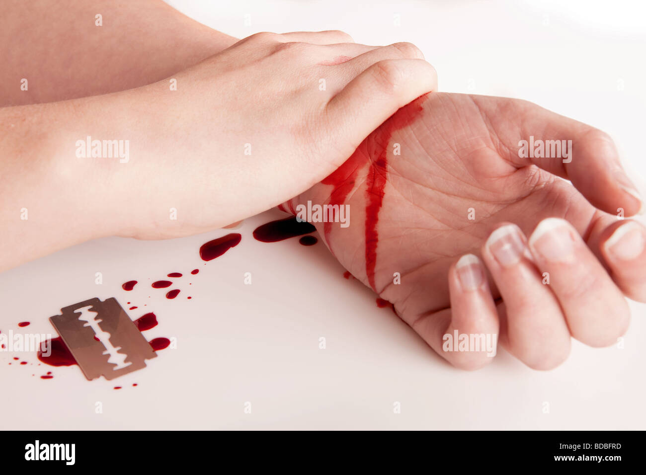 Tentative de suicide d'une main la coupe d'un poignet avec une lame de rasoir Banque D'Images