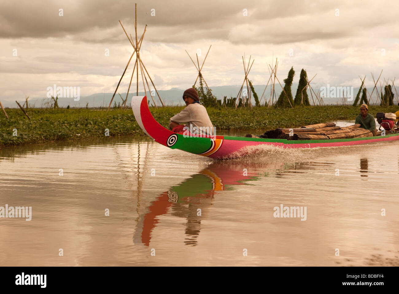 Indonésie Sulawesi Sengkang Danaue local du lac Tempe bateau pirogue transportant des marchandises à travers le lac Banque D'Images