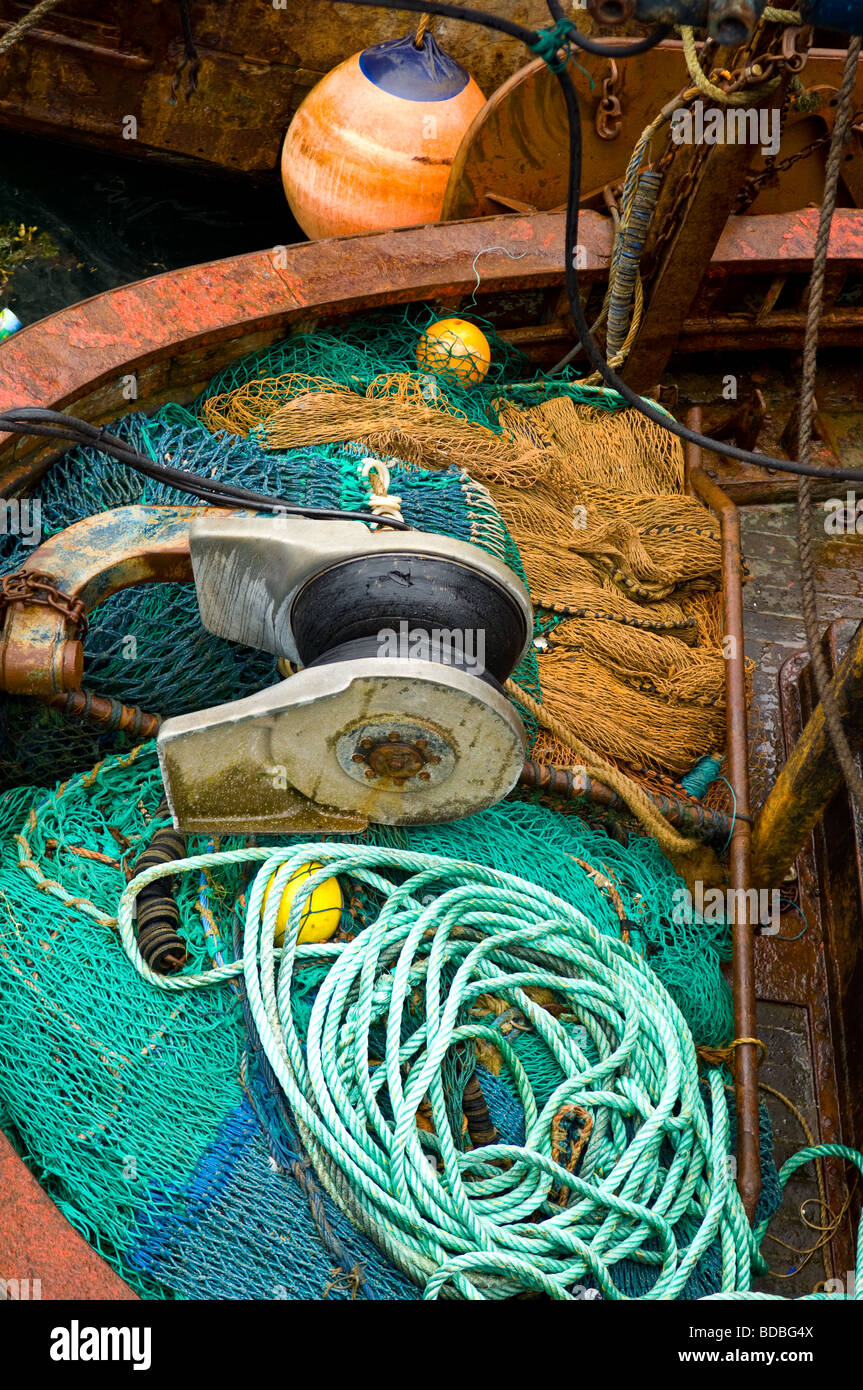 Les filets de pêche et des cordages sur la poupe d'un chalutier de pêche Banque D'Images