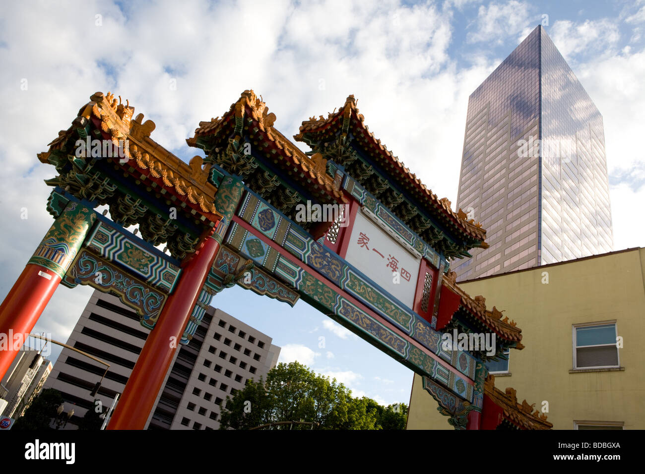 Chinatown Gate et gratte-ciel moderne Portland Oregon Banque D'Images