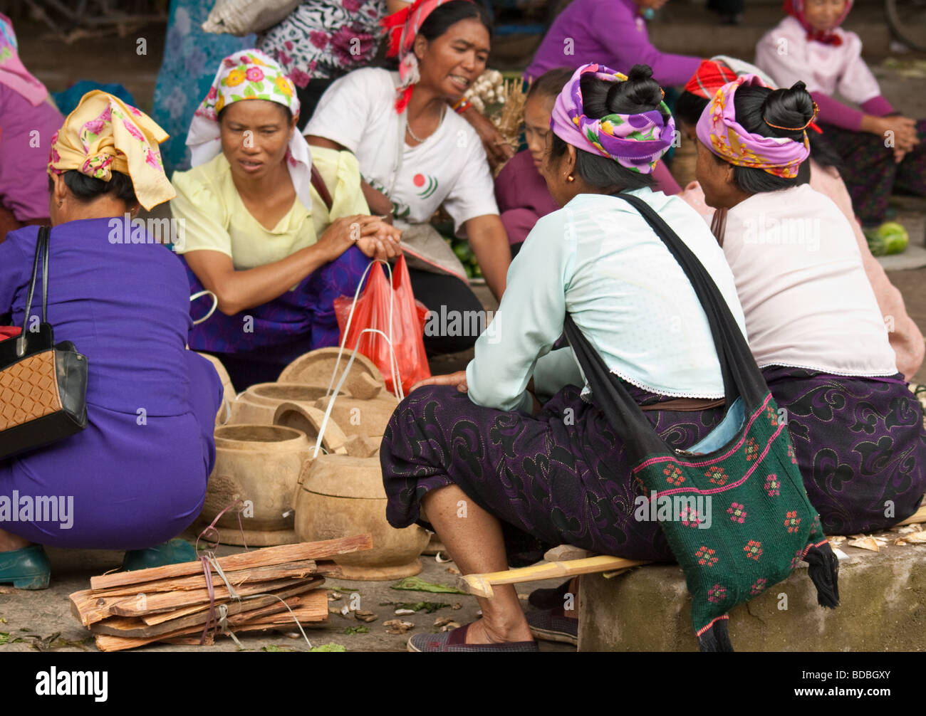 Dai femmes tribales au marché de Menghun, Yunnan, Chine Banque D'Images
