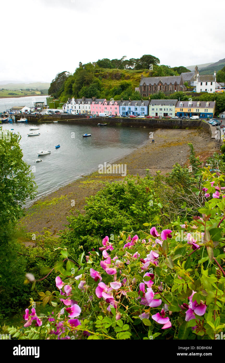 Blanc, rose et bleu port coloré des maisons à Portree. La capitale de l'île de Skye Banque D'Images