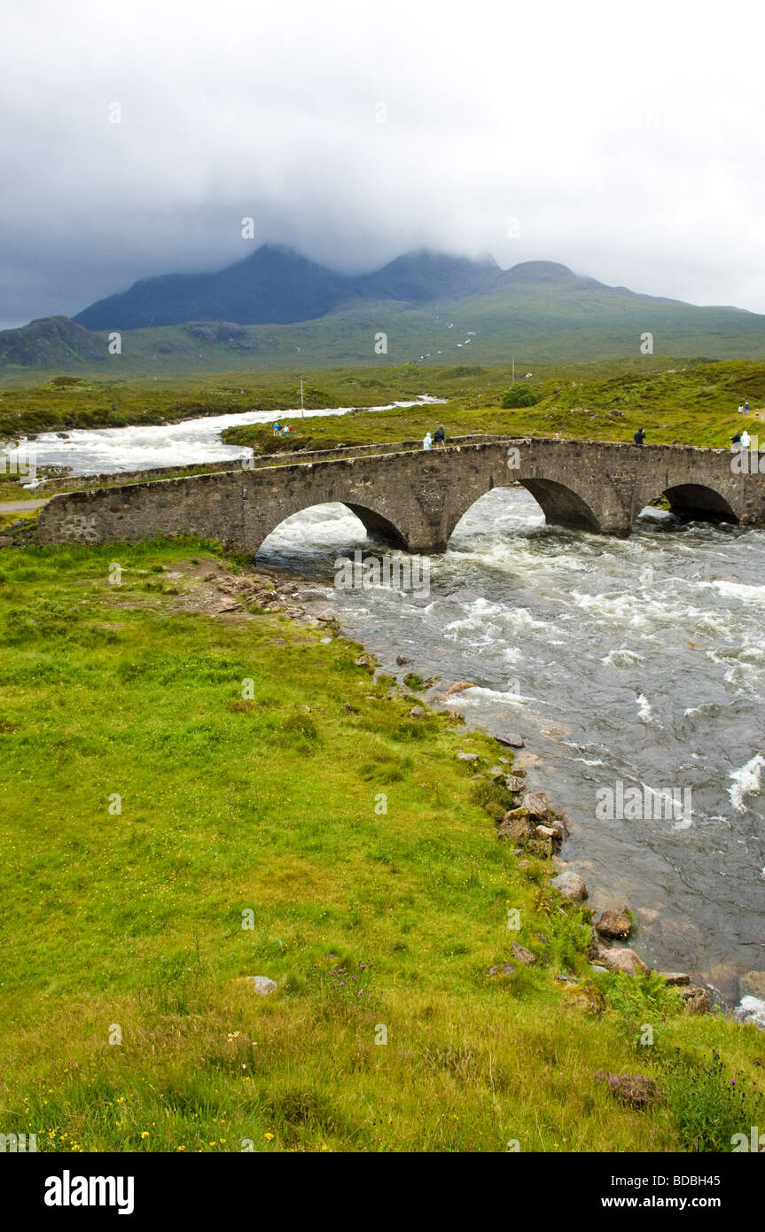 L'ancien pont-route à traverser la rivière Sligachan Sligachan sur l'île de Skye en Ecosse Banque D'Images