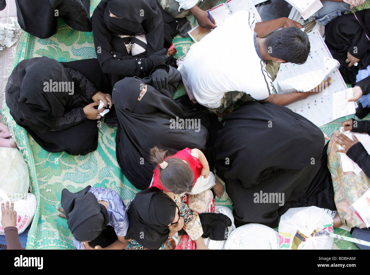 Des gens assis sur un tapis, Dubaï, Émirats Arabes Unis Banque D'Images