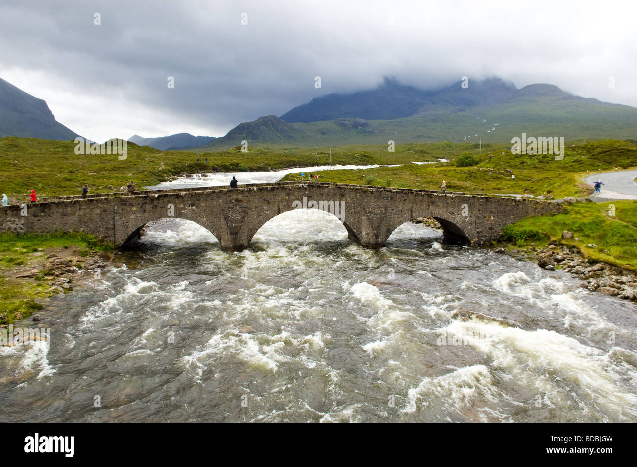 L'ancien pont-route à traverser la rivière Sligachan Sligachan sur l'île de Skye en Ecosse Banque D'Images