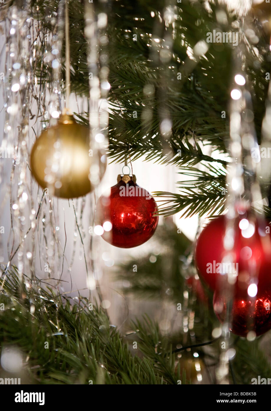 Babioles colorées hanging on christmas tree Banque D'Images