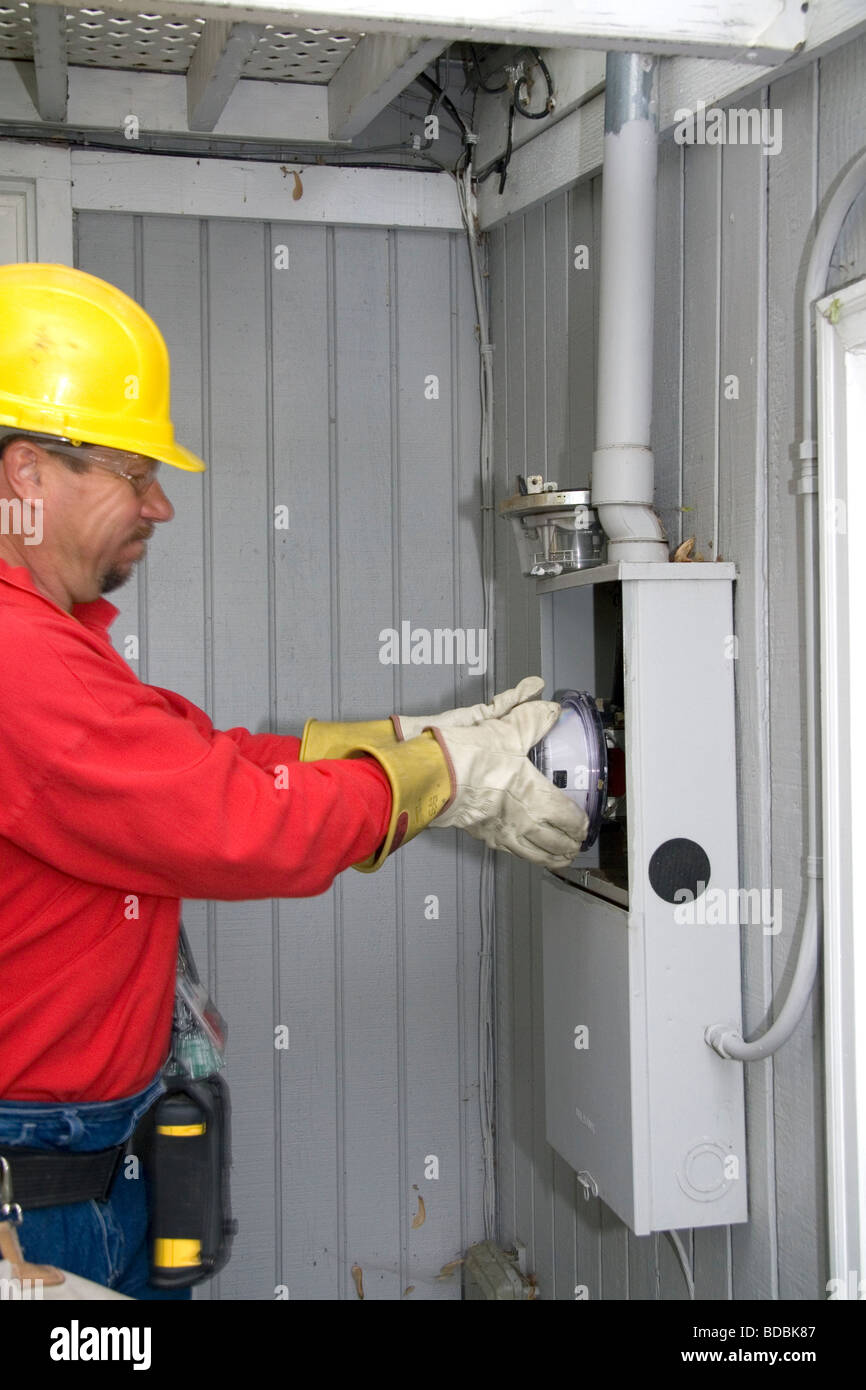 Idaho Power travailleur de l'utilitaire d'installation d'un nouveau compteur électrique numérique à une maison résidentielle à Boise IDAHO USA Banque D'Images