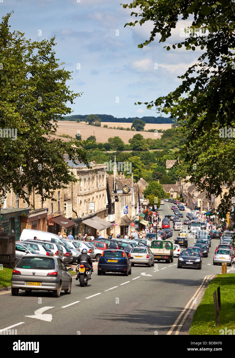 Embouteillage dans les Cotswolds ville de Burford, Oxfordshire, UK - en plein été Banque D'Images
