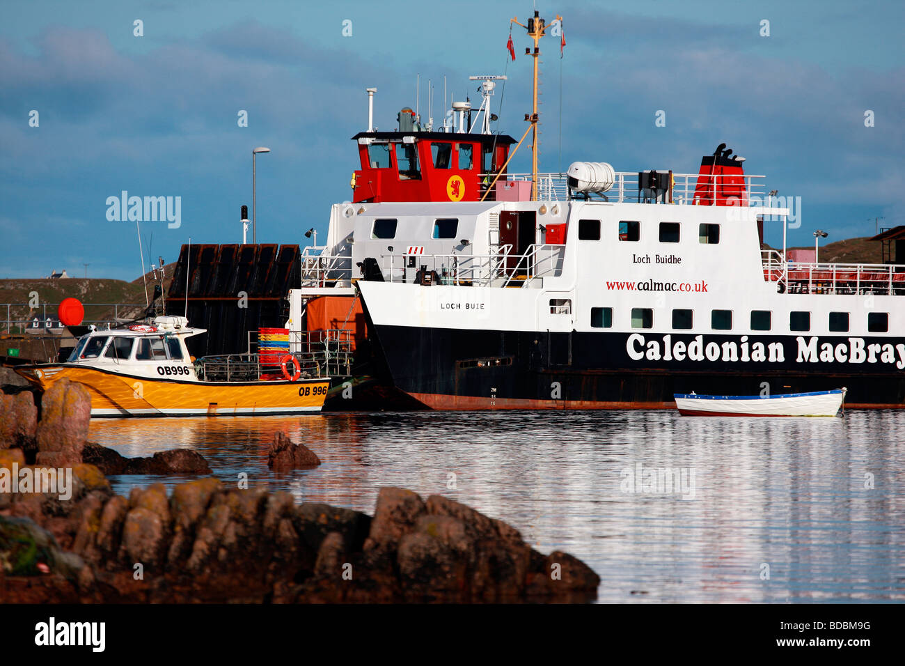 La cale avec Fionnphort Calmac ferry à Iona et les bateaux de pêche locaux Banque D'Images