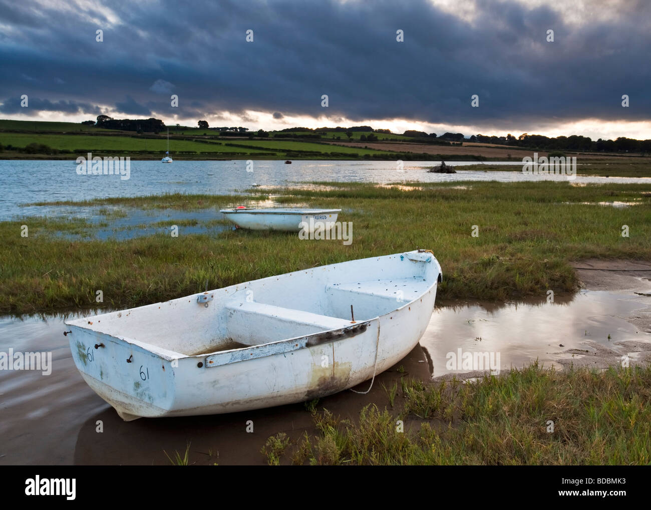 Barques attaché sur l'estuaire de l'ALN, près du village de Northumbrian Vernonia sur un soir d'été orageux Banque D'Images