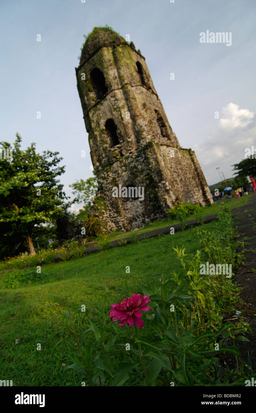 Cagsawa Church, à Albay, Bicol, au sud-est de Luzon, Philippines Banque D'Images