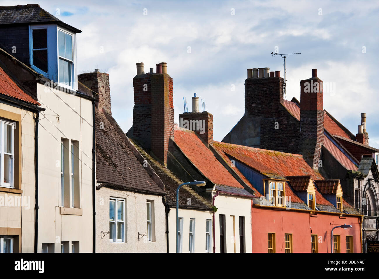 Higgedly piggedly collection de maisons peintes sur une rue de la ville de Northumbrian Carnforth Banque D'Images