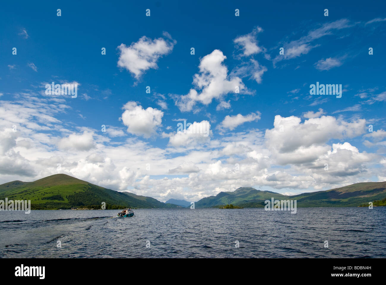 La formation de nuages sur le Loch Lomond avec de petits bateaux de pêche sur le Loch Lomond. Banque D'Images